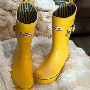 Hunter women’s rain boots. Do show wear but still nice